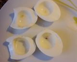 Foto del paso 1 de la receta Huevos rellenos de Salmón