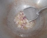 Foto langkah ke 1 dari resep Nasi Goreng Sosis Telor.