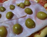 Foto del paso 4 de la receta: Pizza con jamón cocido y aceitunas verdes