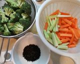 Foto langkah ke 1 dari resep Salad brokoli wortel dressing wijen.