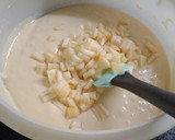 Foto del paso 3 de la receta: Bizcochuelo esponjoso con pera y pasas sin manteca