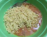 Foto langkah ke 2 dari resep Omelet Mie Telur Kornet.