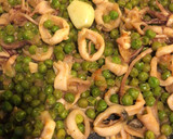Foto del paso 5 de la receta: Guisantes con calamar y huevo poché