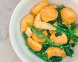 Foto langkah ke 5 dari resep Oseng Caisim Tahu Telur.