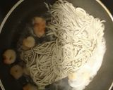 Foto del paso 2 de la receta: Gulas con gambas y huevo cocido