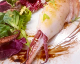 Foto del paso 4 de la receta: Calamar grillado con mixtura de lechugas y reducción balsámica