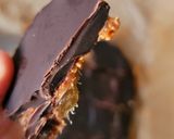 صورة لخطوة 2 من وصفة سناك صحي بتمر والشكولاته السوداء🍫🍫