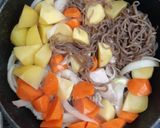 รูปขั้นตอนการทำที่ 2 ของ หมูต้มมันฝรั่งเส้นบุก (肉じゃが)
