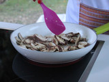 Hambúrguer biológico com cogumelos shitake e queijo de cabra e ovelha