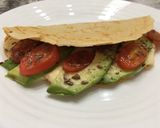 Foto del paso 3 de la receta: Rapiditas de avena rellenas de queso PortSalud light, palta, tomates cherry y semillas de lino