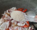 Foto langkah ke 4 dari resep Tumis cumi pedas lada hitam.