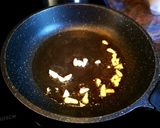 Foto del paso 3 de la receta: Arroz salteado con col rizado y uvas pasas - veggie - pechuga de pollo
