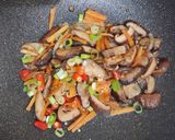 Foto langkah ke 5 dari resep Tumis Jamur Wortel.