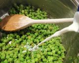Egyszerű zöldborsó főzelék recept fázis 2 fotója