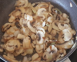 Foto del paso 3 de la receta: Champiñones Salteados con ajo, cebolla y soja dulce