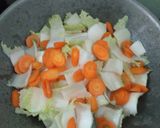Foto langkah ke 5 dari resep Tumis kuah sawi putih dan wortel.