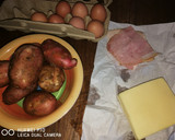 Foto del paso 1 de la receta: Tortilla de papas rellenas de queso y jamón