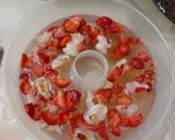 Foto langkah ke 7 dari resep Puding Buah Stroberi Leci.