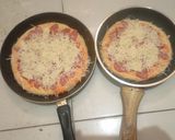 Foto langkah ke 5 dari resep Pizza teflon sederhana.