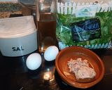 Foto del paso 1 de la receta: Tortilla de canónigos con atún