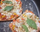ब्रेड पिझ्झा (Bread pizza Recipe In Marathi) रेसिपी स्टेप 8 फोटो 