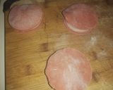 Foto del paso 3 de la receta: Medallón de masa de croquetas relleno de jamón y queso