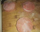 Foto del paso 3 de la receta: Medallón de masa de croquetas relleno de jamón y queso