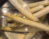 Une image de l'étape 1 de Asperges blanches sauce grenobloise.