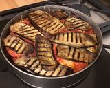 Une image de l'étape 9 de Aubergines grillées façon gâteau aux tomates, farce au chapon, pesto et emmental.