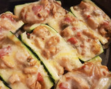 Foto del paso 11 de la receta: Calabacines rellenos de pollo a la barbacoa y miel🍯