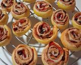 Foto del passaggio 10 della ricetta ​🍓 Girelle di sfoglia, crema di arachidi e fragole fresche 🍫