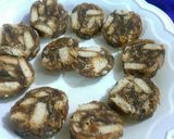 A picture of step 6 of Date biscuits role.