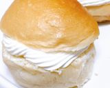 Foto del paso 8 de la receta: Bollos de brioche con nata!
