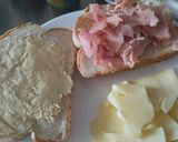 Foto del paso 4 de la receta: Sándwich🥯de queso🧀y jamón🥓en pan artesanal🥯🧀🍞