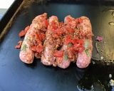Une image de l'étape 7 de Saucisses de Toulouse grillées aux tomates,romarin et épices.