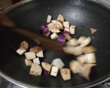 Foto langkah ke 2 dari resep Tumis Terong Cabe Gendot.