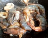 Hình bước làm 2 của món Mì xào giòn hải sản