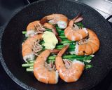 รูปขั้นตอนการทำที่ 2 ของ กุ้งลิสบัว(กุ้งอบไวน์ขาวแบบโปรตุเกส)葡京白酒焖虾