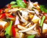 รูปขั้นตอนการทำที่ 1 ของ ต้มยำเห็ดเต้าหู้เบคอน/ไข่เจียวฟู
