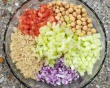 Foto del paso 5 de la receta: 🌸 Ensalada proteica de Primavera 🌸 Full color: Quinoa, garbanzos, tomate, cebolla, pepino y apio