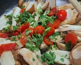 Foto del passaggio 1 della ricetta Cardoncelli trifolati con pomodorino 🍄🍅🌿