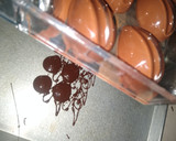 Foto del paso 9 de la receta: Bombones de chocolate rellenos de ganache de café