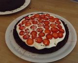 Foto del paso 6 de la receta Pastel de cacao con fresas y chocolate con avellanas