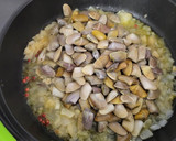 Foto del paso 3 de la receta: Tellinas, con cebolla caramelizada y sake