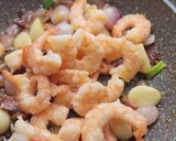 Foto langkah ke 8 dari resep Tumis udang garlic butter.