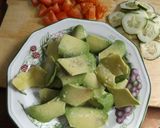 Foto del paso 1 de la receta Ensalada simple de hojas de espinacas crudas con aguacate, pepino y tomates