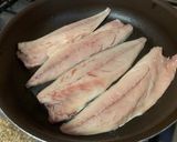 A picture of step 4 of Salt-Grilled Saba with frying pan.