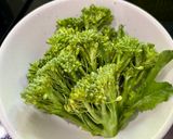 Hình bước làm 1 của món Bông cải xanh xốt tương mè