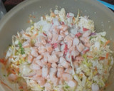 Foto del paso 9 de la receta: Ensalada mixta de col y cogollo con langostinos, palitos de cangrejo, piña y salsa rosa