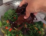 Foto langkah ke 4 dari resep Tumis Kangkung Jamur kuping.